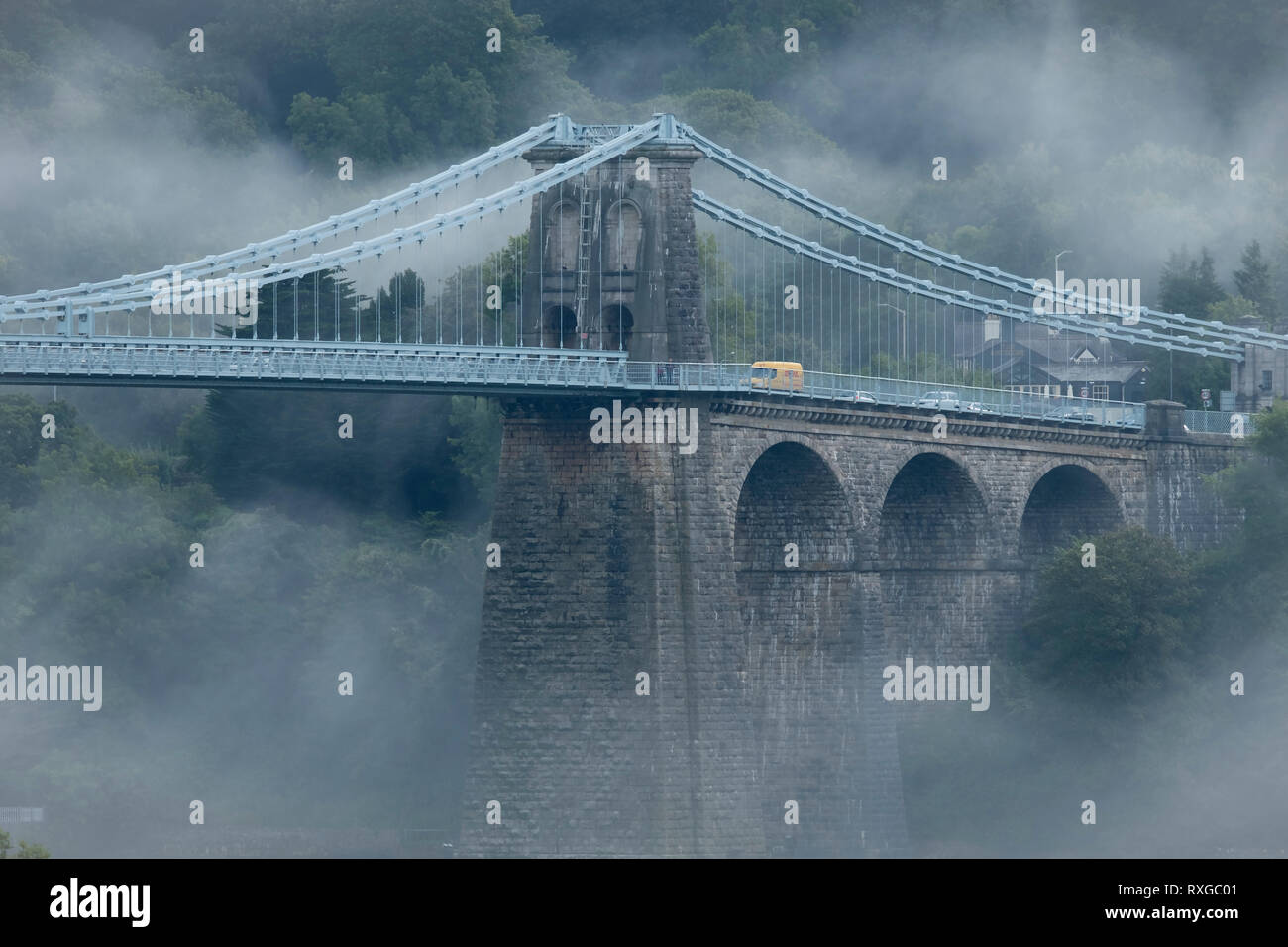 Les brouillards de Menai, le Pont Suspendu de Menai dans le brouillard, Anglesey, au nord du Pays de Galles, Royaume-Uni Banque D'Images
