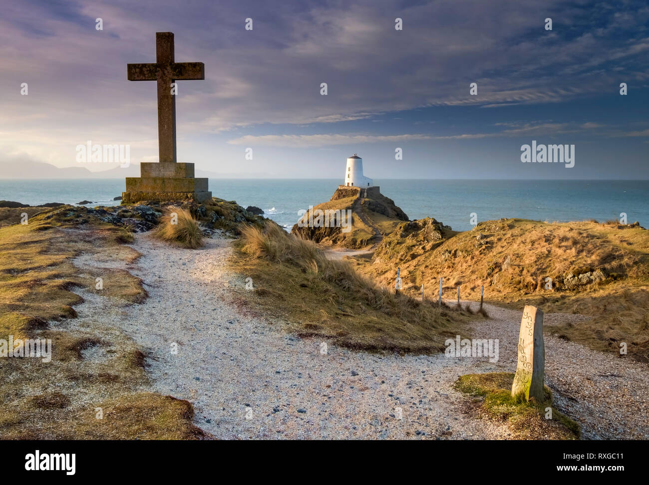 Twr Mawr phare au lever du soleil, l'île Llanddwyn, Anglesey, au nord du Pays de Galles, Royaume-Uni Banque D'Images