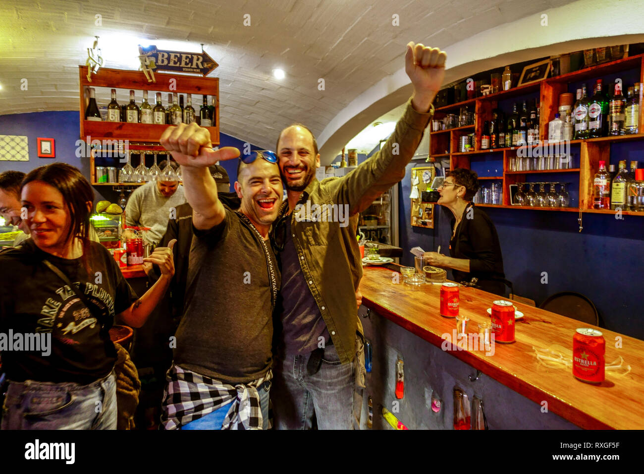 Valence Cafe Museu à El Carmen barrio, les gens à l'intérieur bar, Espagne Banque D'Images