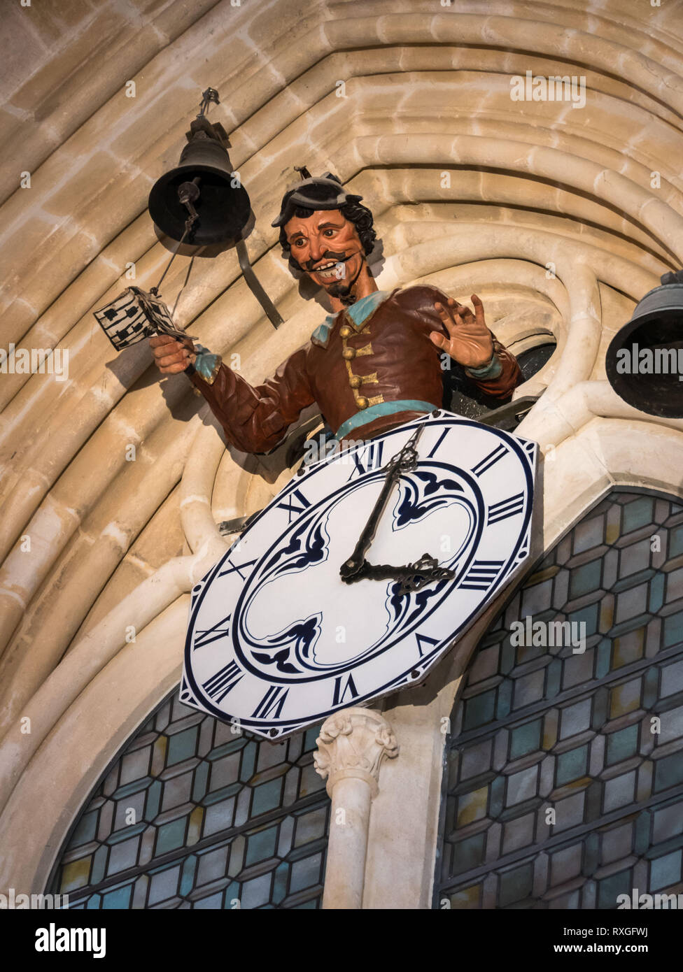 Papamoscas dans la Cathédrale de Burgos, un célèbre bellstriker figure à l'intérieur de l'église Banque D'Images