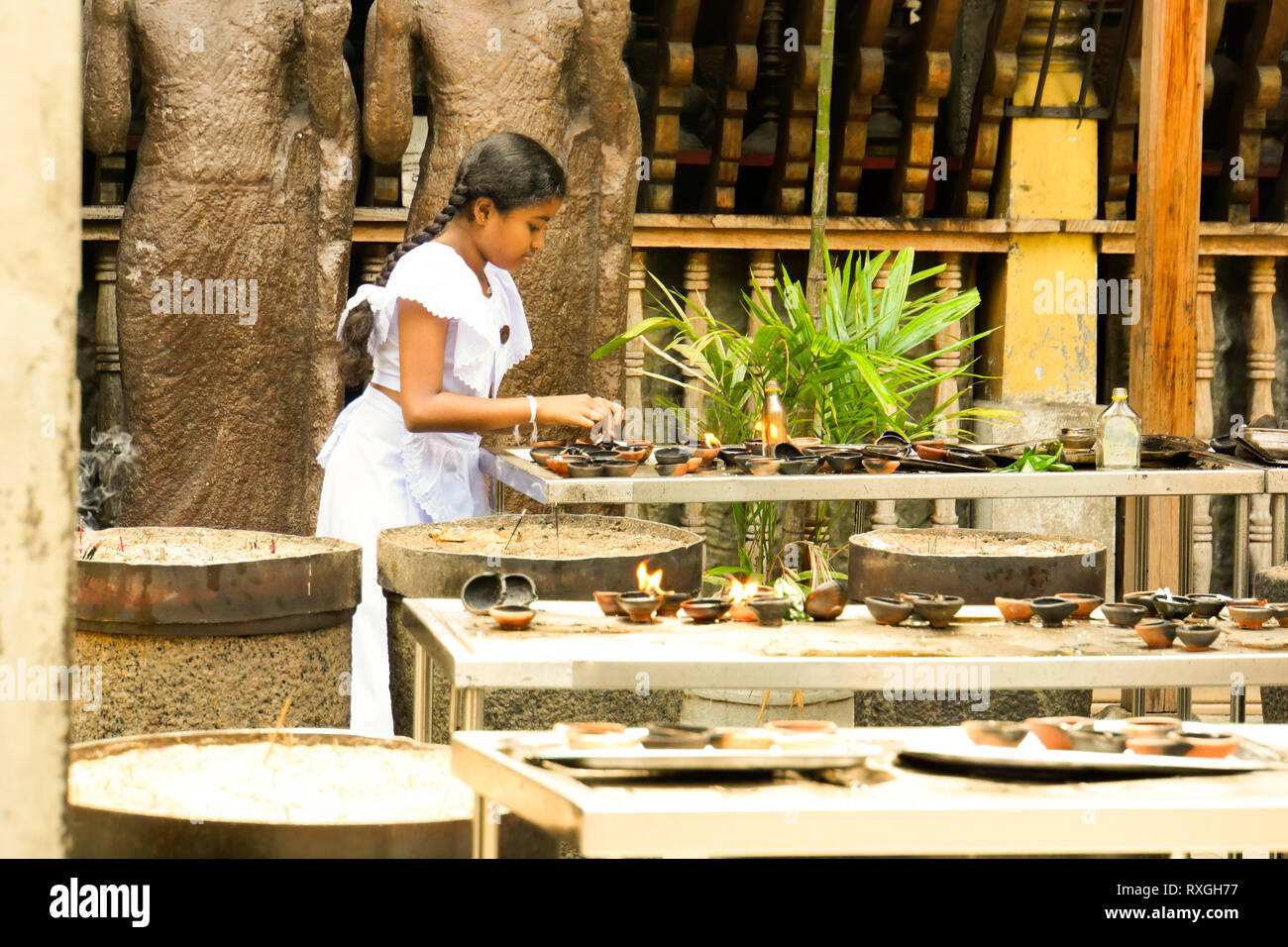 Une fille se prépare à une offrande au temple à Colombo, Sri Lanka, Asie Banque D'Images