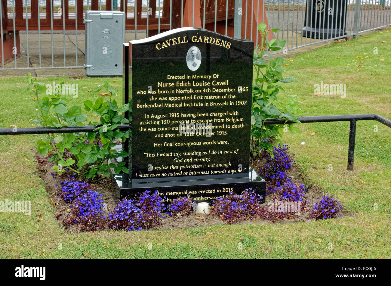 Pierre commémorative érigée en 2015 en mémoire de l'infirmière Edith Cavell (1865-1915) dans le jardins Cavell, Inverness, Scotland Banque D'Images