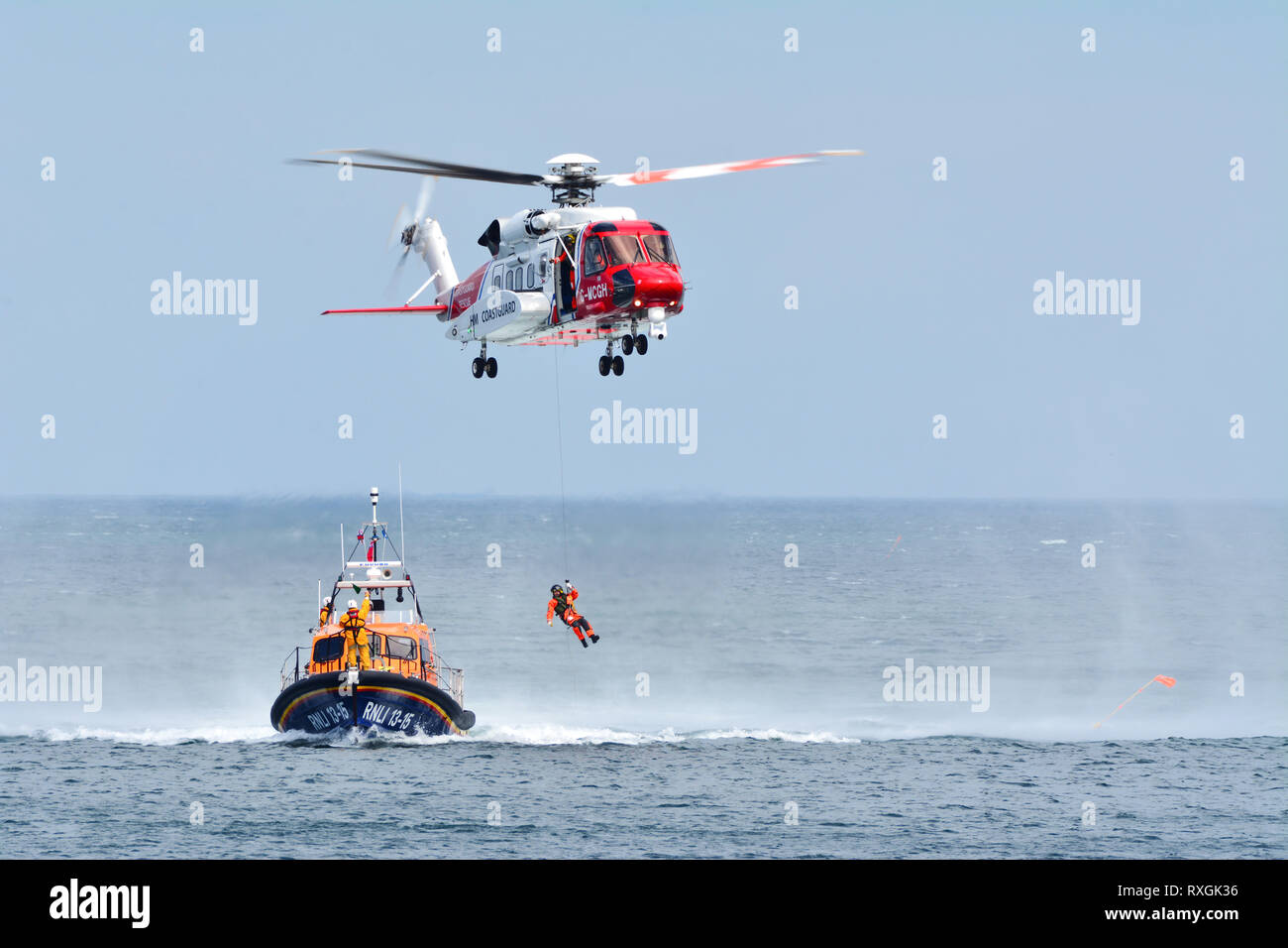 Hélicoptère de la Garde côtière. L'opération de sauvetage sur la mer Banque D'Images