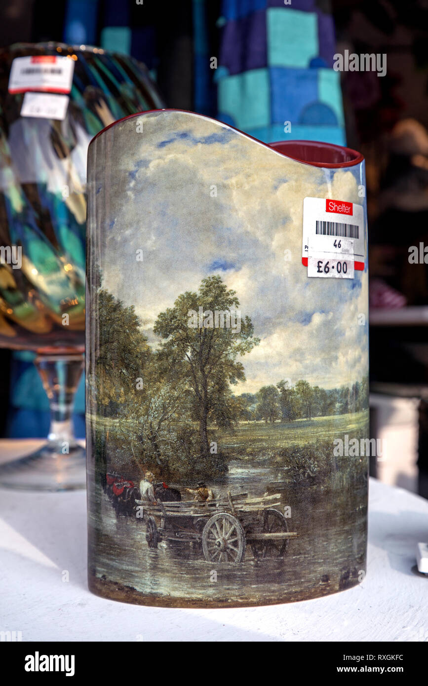Un vase avec le Hay Wain par John Constable dans la fenêtre d'un magasin de charité d'abris à Édimbourg, Écosse, Royaume-Uni. Banque D'Images