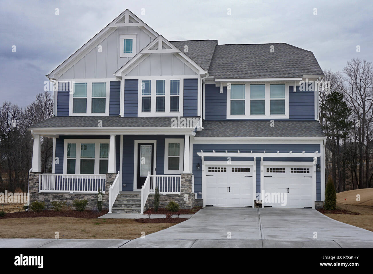 Suburban home extérieur avec un porche en pierre dans un quartier en Caroline du Nord Banque D'Images