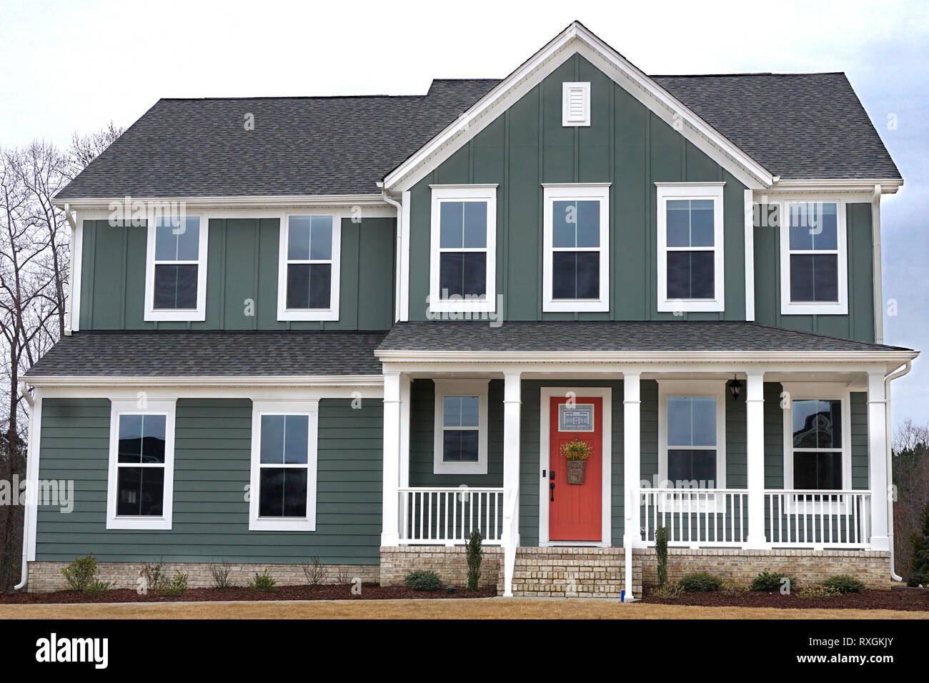 Suburban home extérieur avec une porte rouge, dans un quartier en Caroline du Nord Banque D'Images