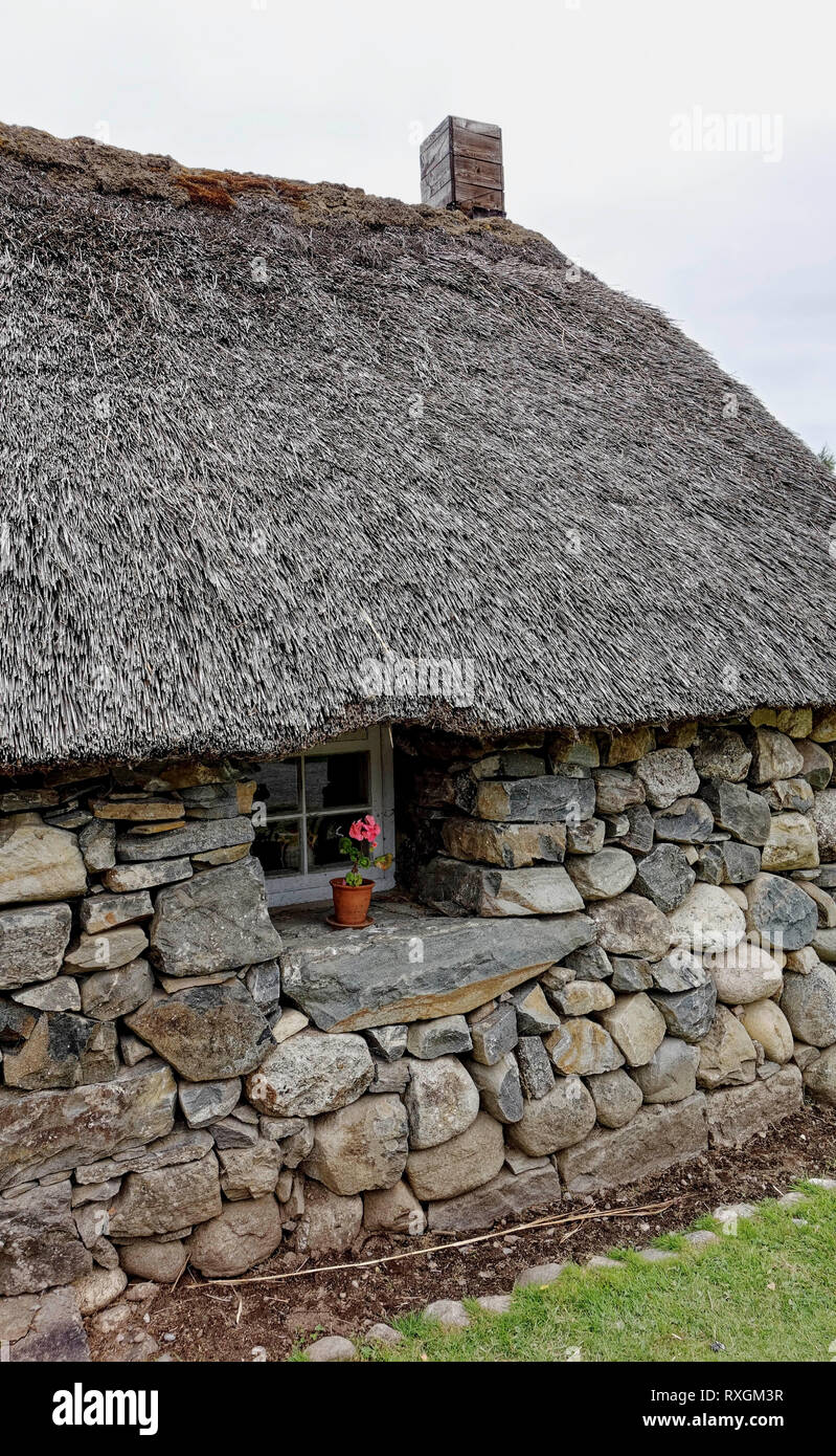Un Highland Cottage de chaume dans le Highland Folk Museum à Newtonmore, en Écosse. Le toit est fait de turf et Heather de chaume. Banque D'Images