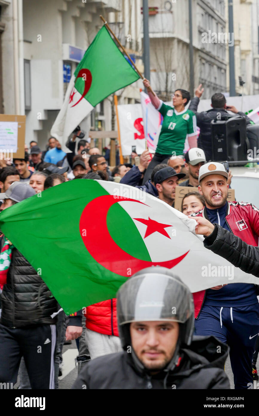 Lyon, France, 9 mars 2019 : Des centaines de membres de la diaspora algérienne de Lyon (Centre-est de la France) sont vus le 9 mars 2019 comme ils mars à Lyon du district pour l'algérien du consulat d'algérie, pour protester contre Abdelaziz Bouteflika 5e candidature à la fonction présidentielle. Crédit photo : Serge Mouraret/Alamy Live News Banque D'Images