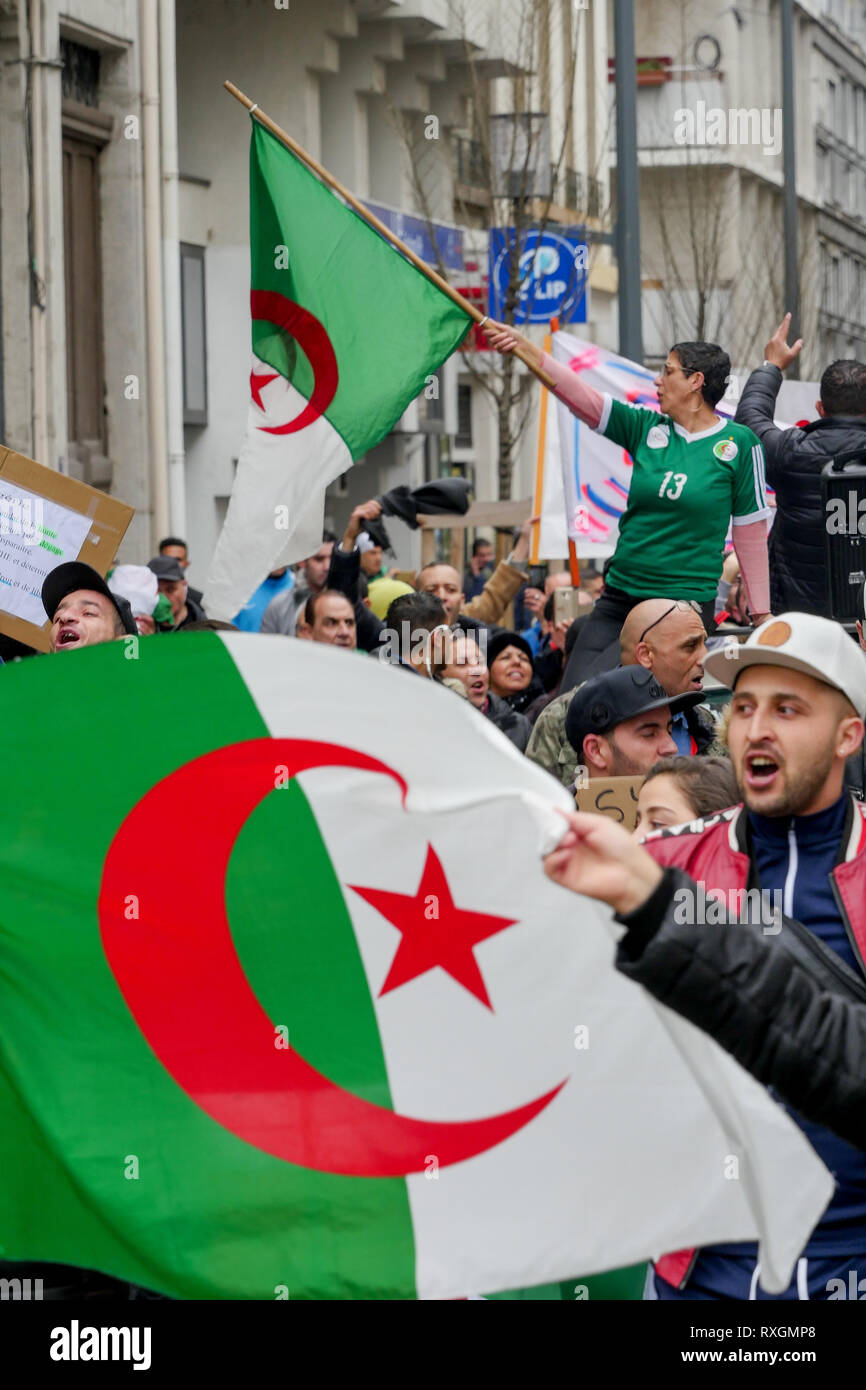Lyon, France, 9 mars 2019 : Des centaines de membres de la diaspora algérienne de Lyon (Centre-est de la France) sont vus le 9 mars 2019 comme ils mars à Lyon du district pour l'algérien du consulat d'algérie, pour protester contre Abdelaziz Bouteflika 5e candidature à la fonction présidentielle. Crédit photo : Serge Mouraret/Alamy Live News Banque D'Images