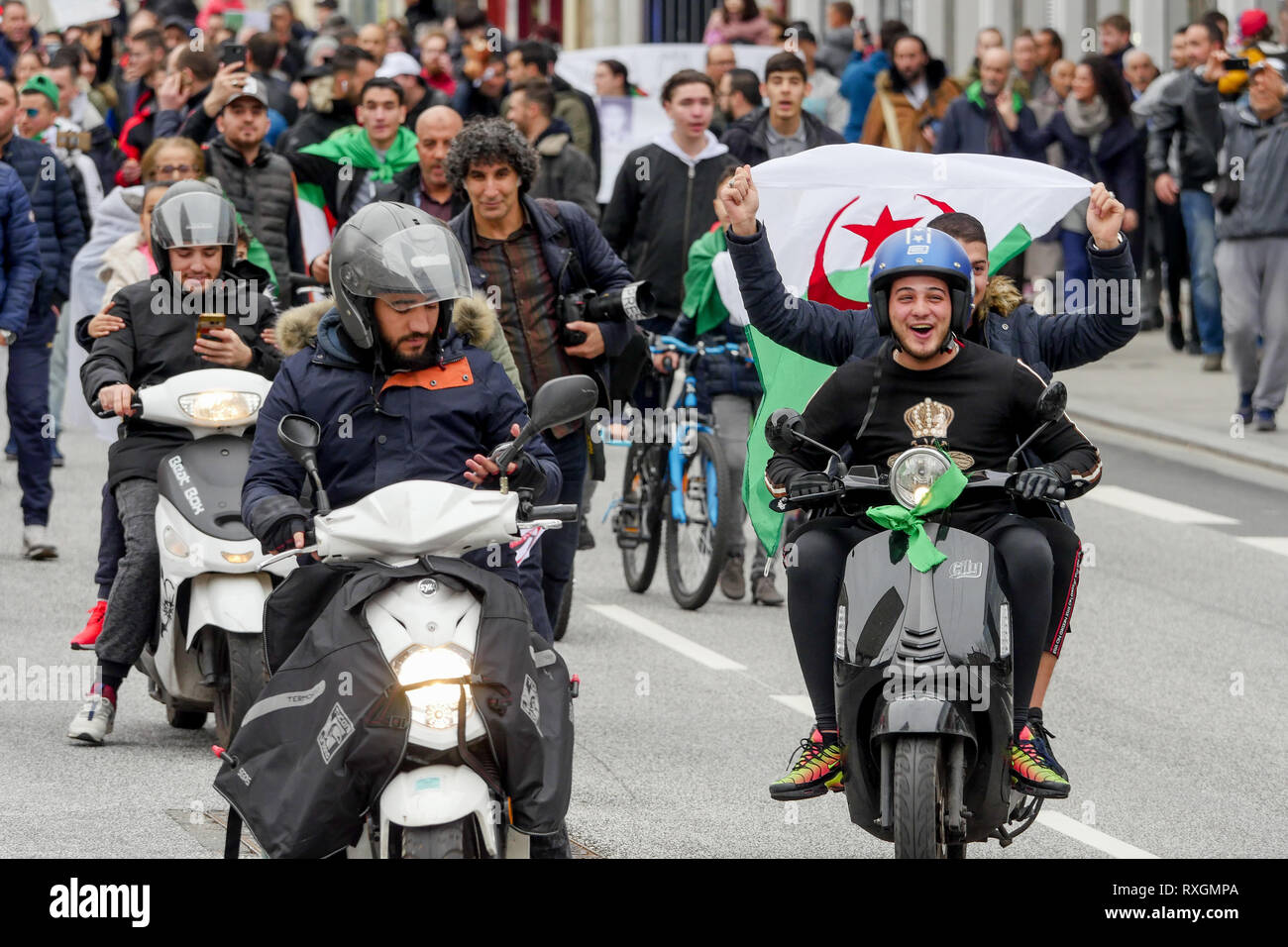 Lyon, France, 9 mars 2019 : Des centaines de membres de la diaspora algérienne de Lyon (Centre-est de la France) sont vus le 9 mars 2019 comme ils mars à Lyon du district pour l'algérien du consulat d'algérie, pour protester contre Abdelaziz Bouteflika 5e candidature à la fonction présidentielle. Crédit photo : Serge Mouraret/Alamy Live News Banque D'Images