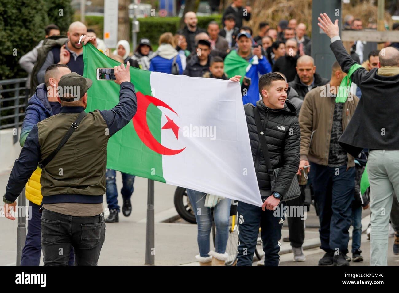 Lyon, France, 9 mars 2019 : Des centaines de membres de la diaspora algérienne de Lyon (Centre-est de la France) sont vus le 9 mars 2019 comme ils mars à Lyon du district pour l'algérien du consulat d'algérie, pour protester contre Abdelaziz Bouteflika 5e candidature à la fonction présidentielle. Crédit photo : Serge Mouraret/Alamy Live News Banque D'Images