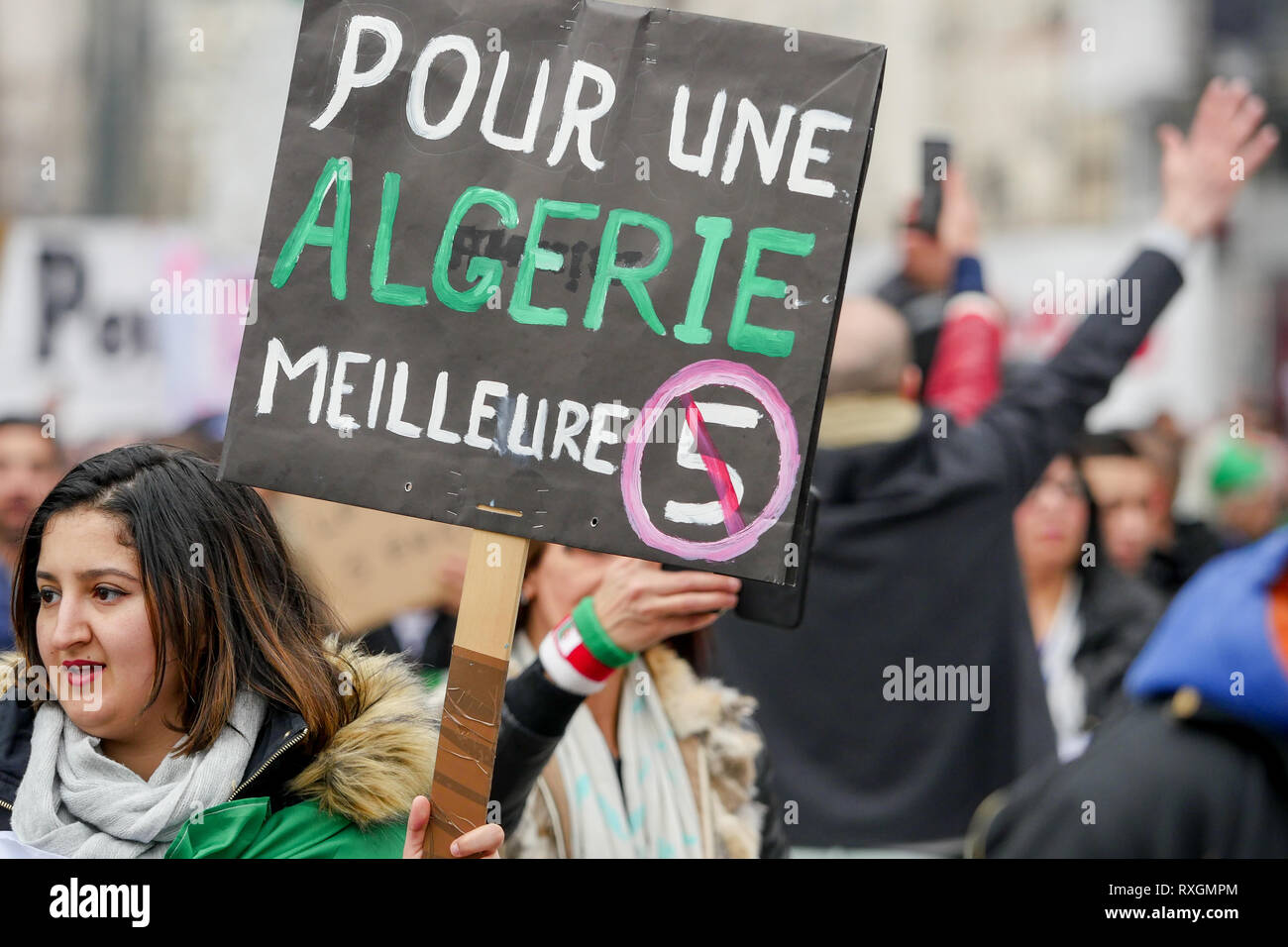 Lyon, France, 9 mars 2019 : Des centaines de membres de la diaspora algérienne de Lyon (Centre-est de la France) sont vus le 9 mars 2019 comme ils mars à Lyon du district pour l'algérien du consulat d'algérie, pour protester contre Abdelaziz Bouteflika 5e candidature à la fonction présidentielle. Crédit photo : Serge Mouraret/Alamy Live News Banque D'Images