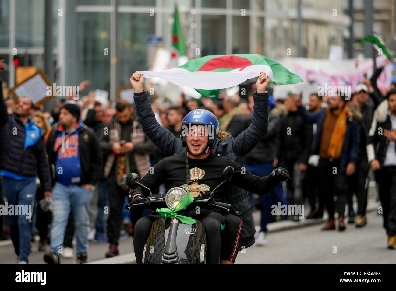 Lyon, France, 9 mars 2019 : Des centaines de membres de la diaspora algérienne de Lyon (Centre-est de la France) sont vus le 9 mars 2019 comme ils mars à Lyon du district pour l'algérien du consulat d'algérie, pour protester contre Abdelaziz Bouteflika 5e candidature à la fonction présidentielle. Crédit photo : Serge Mouraret/Alamy Live News Banque D'Images