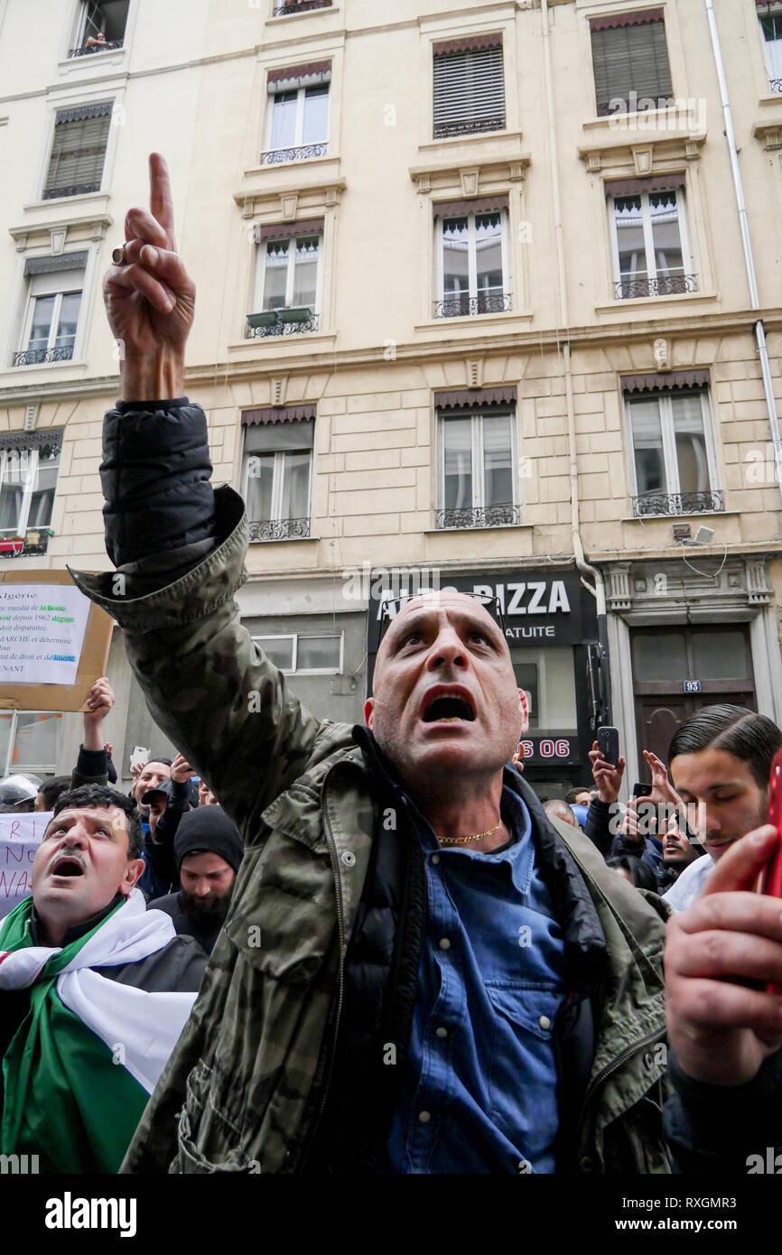 Lyon, France, 9 mars 2019 : Des centaines de membres de la diaspora algérienne de Lyon (Centre-est de la France) sont vus le 9 mars 2019 comme ils mars à Lyon du district pour l'algérien du consulat d'algérie, pour protester contre Abdelaziz Bouteflika 5e candidature à la fonction présidentielle. Crédit photo : Serge Mouraret/Alamy Live News Banque D'Images