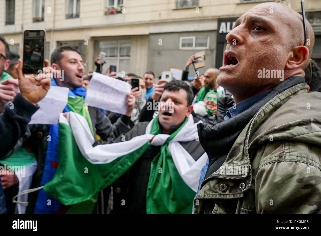 Lyon, France, 9 mars 2019 : Des centaines de membres de la diaspora algérienne de Lyon (Centre-est de la France) sont vus le 9 mars 2019 comme ils mars à Lyon du district pour l'algérien du consulat d'algérie, pour protester contre Abdelaziz Bouteflika 5e candidature à la fonction présidentielle. Crédit photo : Serge Mouraret/Alamy Live News Banque D'Images