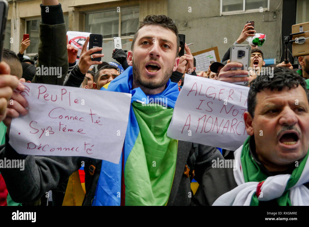Lyon, France, 9 mars 2019 : Des centaines de membres de la diaspora algérienne de Lyon (Centre-est de la France) sont vus le 9 mars 2019 comme ils mars à Lyon du district pour l'algérien du consulat d'algérie, pour protester contre Abdelaziz Bouteflika 5e candidature à la fonction présidentielle. Crédit photo : Serge Mouraret/Alamy Live News Banque D'Images