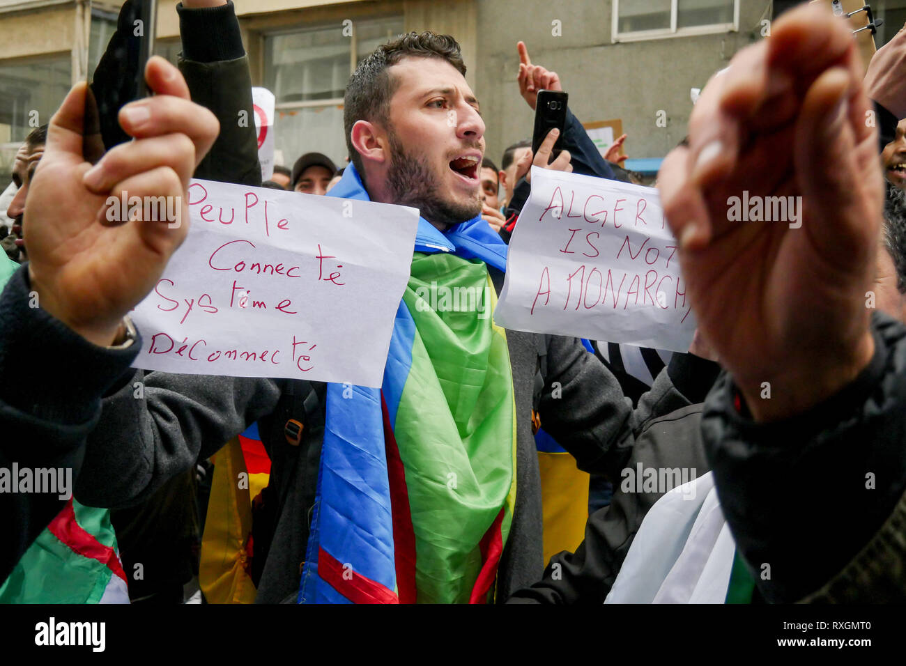 Lyon, France, 9 mars 2019 : Des centaines de membres de la diaspora algérienne de Lyon (Centre-est de la France) sont vus le 9 mars 2019 comme ils mars à Lyon du district pour l'algérien du consulat d'algérie, pour protester contre Abdelaziz Bouteflika 5e candidature à la fonction présidentielle. Crédit photo : Serge Mouraret/Alamy Live News Banque D'Images