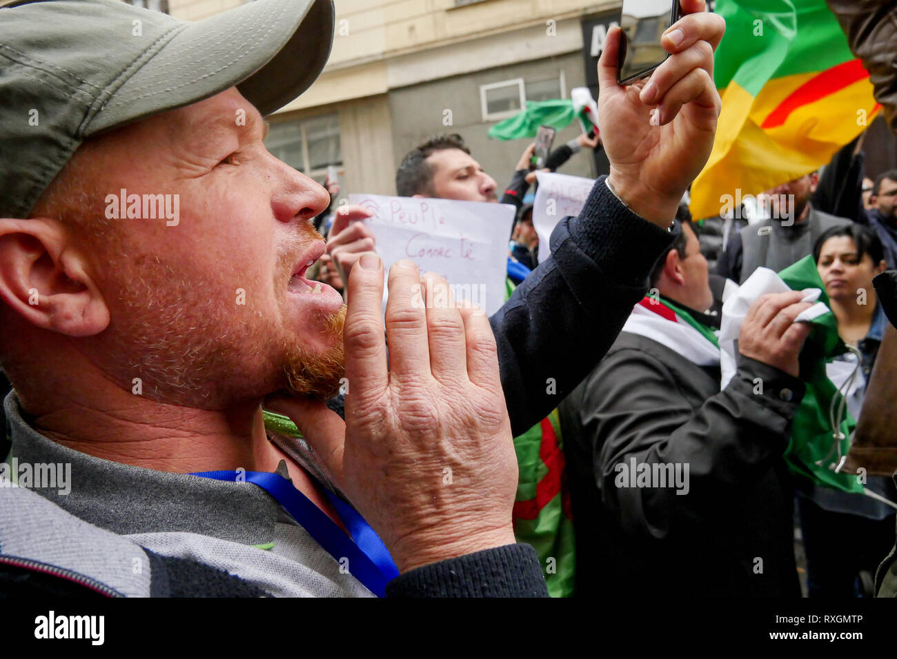Lyon, France, 9 mars 2019 : Des centaines de membres de la diaspora algérienne de Lyon (Centre-est de la France) sont vus le 9 mars 2019 comme ils mars à Lyon du district pour l'algérien du consulat d'algérie, pour protester contre Abdelaziz Bouteflika 5e candidature à la fonction présidentielle. Crédit photo : Serge Mouraret/Alamy Live News Banque D'Images