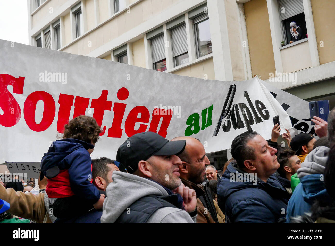 Lyon, France, 9 mars 2019 : Des centaines de membres de la diaspora algérienne de Lyon (Centre-est de la France) sont vus le 9 mars 2019 comme ils mars à Lyon du district pour l'algérien du consulat d'algérie, pour protester contre Abdelaziz Bouteflika 5e candidature à la fonction présidentielle. Crédit photo : Serge Mouraret/Alamy Live News Banque D'Images
