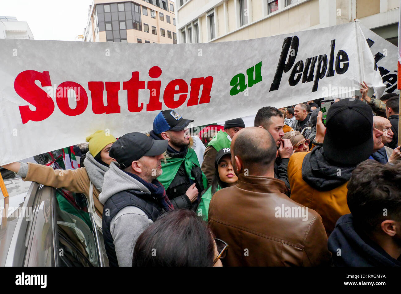 Lyon, France, 9 mars 2019 : Des centaines de membres de la diaspora algérienne de Lyon (Centre-est de la France) sont vus le 9 mars 2019 comme ils mars à Lyon du district pour l'algérien du consulat d'algérie, pour protester contre Abdelaziz Bouteflika 5e candidature à la fonction présidentielle. Crédit photo : Serge Mouraret/Alamy Live News Banque D'Images