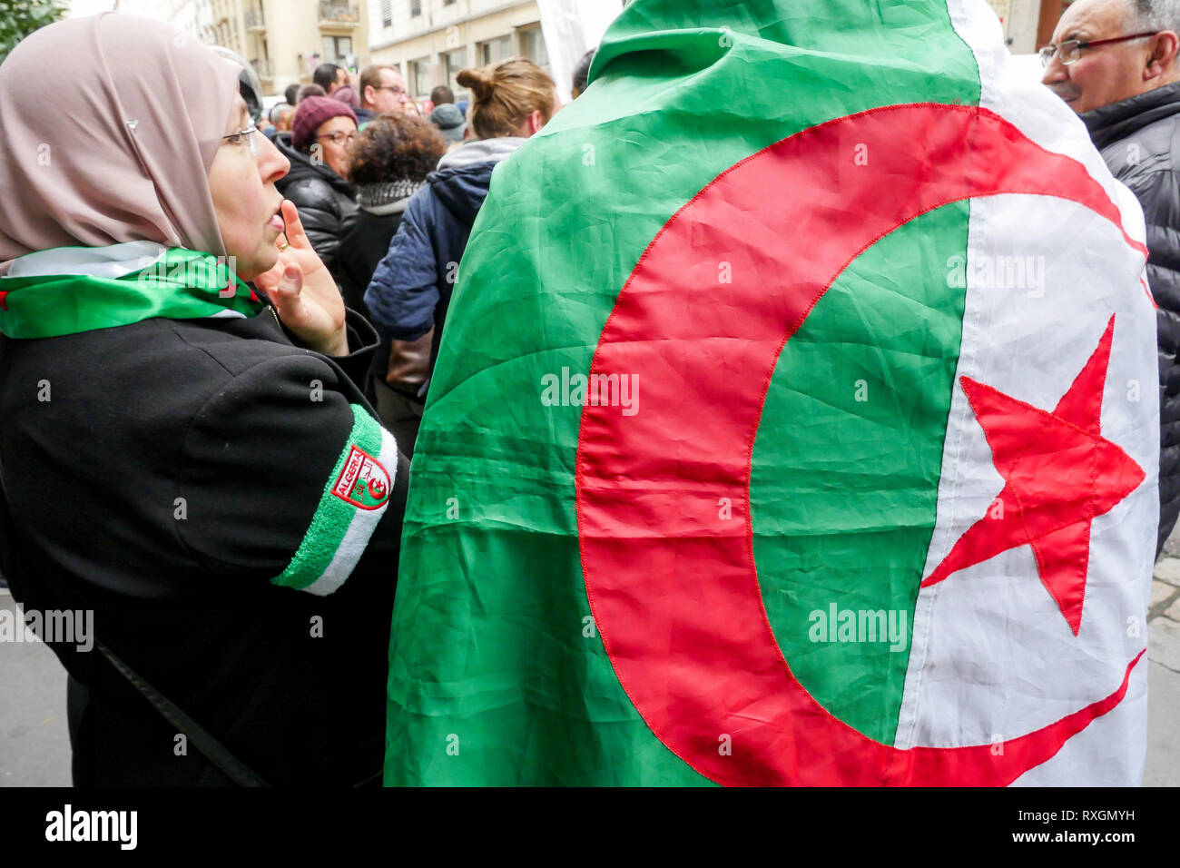 Lyon, France, 9 mars 2019 : Des centaines de membres de la diaspora algérienne de Lyon (Centre-est de la France) sont vus le 9 mars 2019 comme ils mars à Lyon du district pour l'algérien du consulat d'algérie, pour protester contre Abdelaziz Bouteflika 5e candidature à la fonction présidentielle. Crédit photo : Serge Mouraret/Alamy Live News Banque D'Images