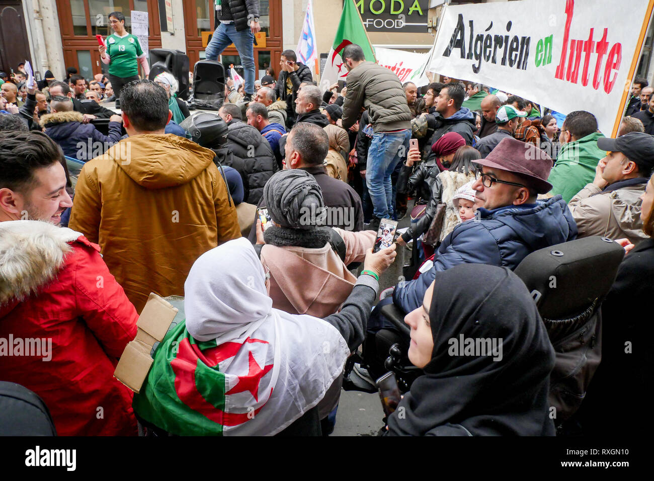 Lyon, France, 9 mars 2019 : Des centaines de membres de la diaspora algérienne de Lyon (Centre-est de la France) sont vus le 9 mars 2019 comme ils mars à Lyon du district pour l'algérien du consulat d'algérie, pour protester contre Abdelaziz Bouteflika 5e candidature à la fonction présidentielle. Crédit photo : Serge Mouraret/Alamy Live News Banque D'Images