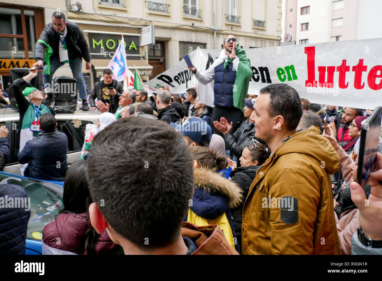Lyon, France, 9 mars 2019 : Des centaines de membres de la diaspora algérienne de Lyon (Centre-est de la France) sont vus le 9 mars 2019 comme ils mars à Lyon du district pour l'algérien du consulat d'algérie, pour protester contre Abdelaziz Bouteflika 5e candidature à la fonction présidentielle. Crédit photo : Serge Mouraret/Alamy Live News Banque D'Images