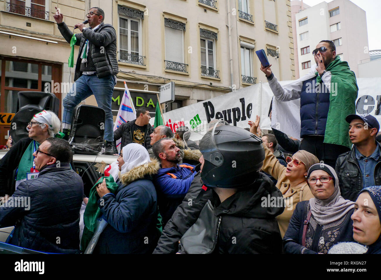 Lyon, France, 9 mars 2019 : Des centaines de membres de la diaspora algérienne de Lyon (Centre-est de la France) sont vus le 9 mars 2019 comme ils mars à Lyon du district pour l'algérien du consulat d'algérie, pour protester contre Abdelaziz Bouteflika 5e candidature à la fonction présidentielle. Crédit photo : Serge Mouraret/Alamy Live News Banque D'Images