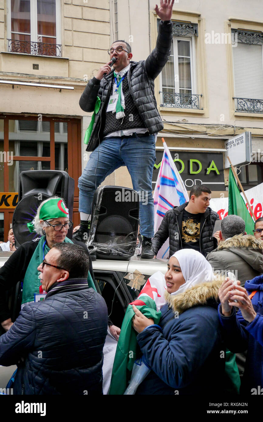 Lyon, France, 9 mars 2019 : Des centaines de membres de la diaspora algérienne de Lyon (Centre-est de la France) sont vus le 9 mars 2019 comme ils mars à Lyon du district pour l'algérien du consulat d'algérie, pour protester contre Abdelaziz Bouteflika 5e candidature à la fonction présidentielle. Crédit photo : Serge Mouraret/Alamy Live News Banque D'Images