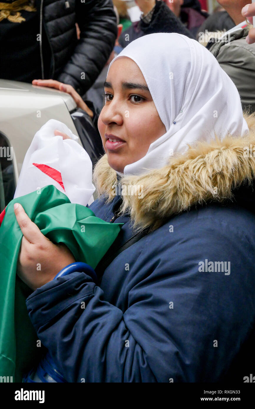 Lyon, France, 9 mars 2019 : Des centaines de membres de la diaspora algérienne de Lyon (Centre-est de la France) sont vus le 9 mars 2019 comme ils mars à Lyon du district pour l'algérien du consulat d'algérie, pour protester contre Abdelaziz Bouteflika 5e candidature à la fonction présidentielle. Crédit photo : Serge Mouraret/Alamy Live News Banque D'Images