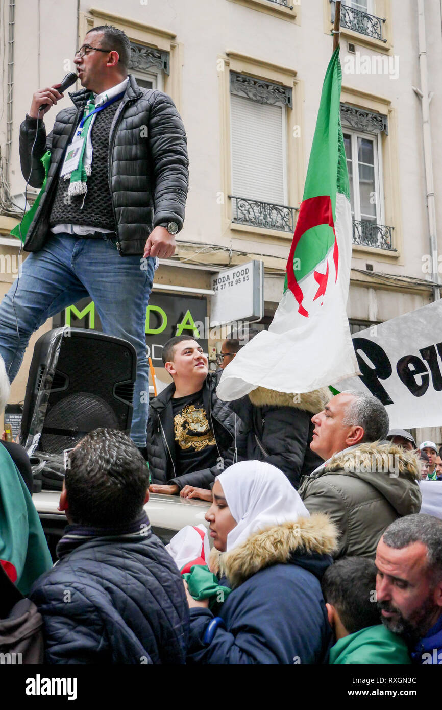 Lyon, France, 9 mars 2019 : Des centaines de membres de la diaspora algérienne de Lyon (Centre-est de la France) sont vus le 9 mars 2019 comme ils mars à Lyon du district pour l'algérien du consulat d'algérie, pour protester contre Abdelaziz Bouteflika 5e candidature à la fonction présidentielle. Crédit photo : Serge Mouraret/Alamy Live News Banque D'Images