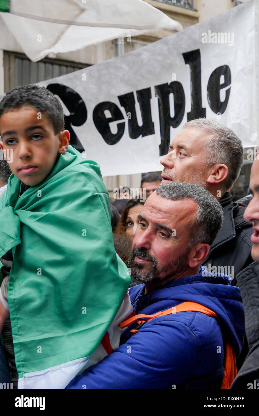 Lyon, France, 9 mars 2019 : Des centaines de membres de la diaspora algérienne de Lyon (Centre-est de la France) sont vus le 9 mars 2019 comme ils mars à Lyon du district pour l'algérien du consulat d'algérie, pour protester contre Abdelaziz Bouteflika 5e candidature à la fonction présidentielle. Crédit photo : Serge Mouraret/Alamy Live News Banque D'Images