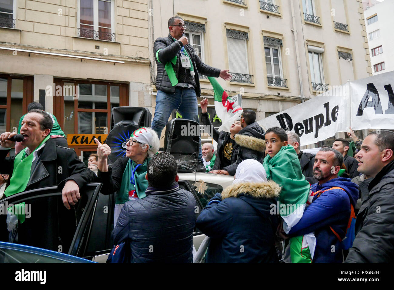 Lyon, France, 9 mars 2019 : Des centaines de membres de la diaspora algérienne de Lyon (Centre-est de la France) sont vus le 9 mars 2019 comme ils mars à Lyon du district pour l'algérien du consulat d'algérie, pour protester contre Abdelaziz Bouteflika 5e candidature à la fonction présidentielle. Crédit photo : Serge Mouraret/Alamy Live News Banque D'Images