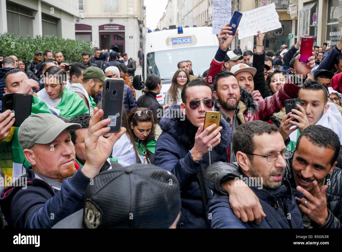 Lyon, France, 9 mars 2019 : Des centaines de membres de la diaspora algérienne de Lyon (Centre-est de la France) sont vus le 9 mars 2019 comme ils mars à Lyon du district pour l'algérien du consulat d'algérie, pour protester contre Abdelaziz Bouteflika 5e candidature à la fonction présidentielle. Crédit photo : Serge Mouraret/Alamy Live News Banque D'Images