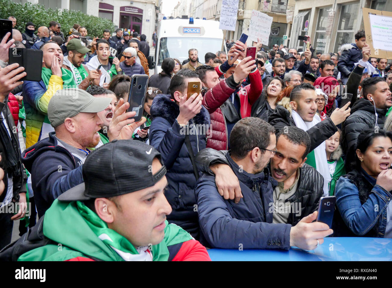 Lyon, France, 9 mars 2019 : Des centaines de membres de la diaspora algérienne de Lyon (Centre-est de la France) sont vus le 9 mars 2019 comme ils mars à Lyon du district pour l'algérien du consulat d'algérie, pour protester contre Abdelaziz Bouteflika 5e candidature à la fonction présidentielle. Crédit photo : Serge Mouraret/Alamy Live News Banque D'Images