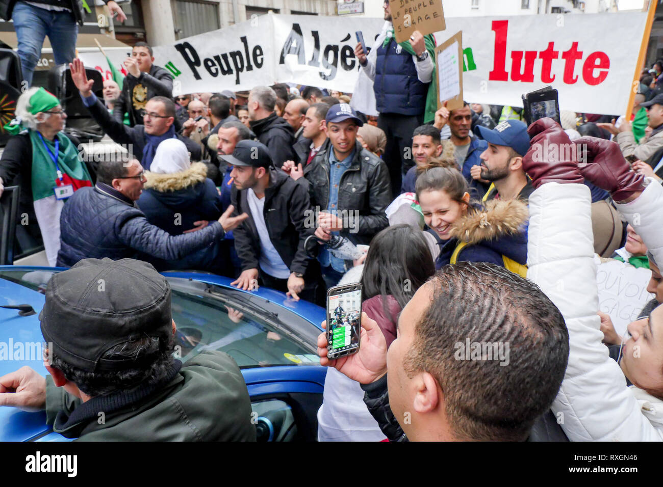 Lyon, France, 9 mars 2019 : Des centaines de membres de la diaspora algérienne de Lyon (Centre-est de la France) sont vus le 9 mars 2019 comme ils mars à Lyon du district pour l'algérien du consulat d'algérie, pour protester contre Abdelaziz Bouteflika 5e candidature à la fonction présidentielle. Crédit photo : Serge Mouraret/Alamy Live News Banque D'Images