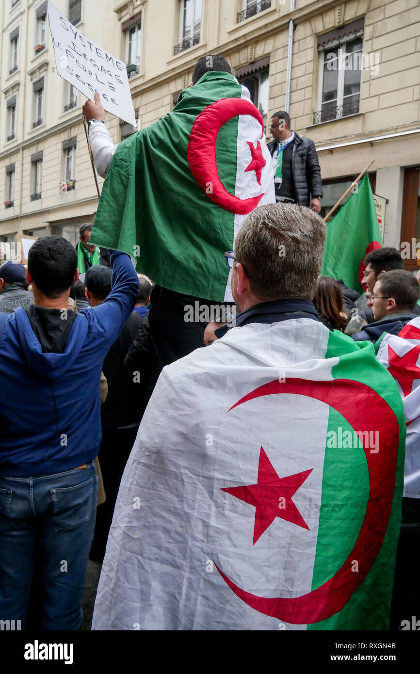 Lyon, France, 9 mars 2019 : Des centaines de membres de la diaspora algérienne de Lyon (Centre-est de la France) sont vus le 9 mars 2019 comme ils mars à Lyon du district pour l'algérien du consulat d'algérie, pour protester contre Abdelaziz Bouteflika 5e candidature à la fonction présidentielle. Crédit photo : Serge Mouraret/Alamy Live News Banque D'Images