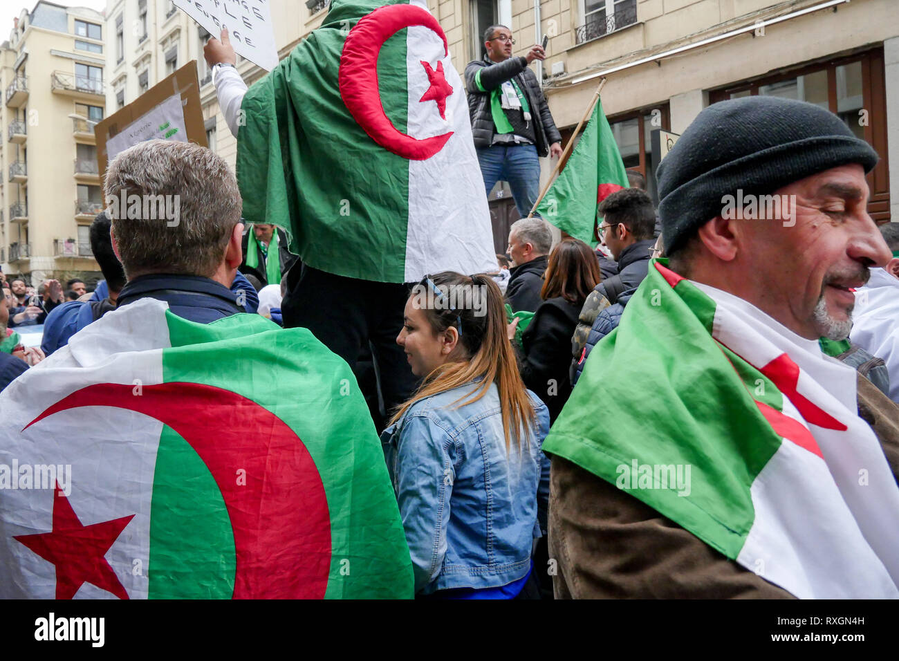 Lyon, France, 9 mars 2019 : Des centaines de membres de la diaspora algérienne de Lyon (Centre-est de la France) sont vus le 9 mars 2019 comme ils mars à Lyon du district pour l'algérien du consulat d'algérie, pour protester contre Abdelaziz Bouteflika 5e candidature à la fonction présidentielle. Crédit photo : Serge Mouraret/Alamy Live News Banque D'Images