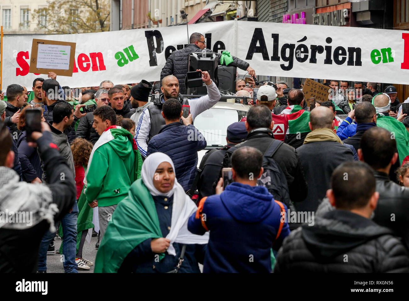 Lyon, France, 9 mars 2019 : Des centaines de membres de la diaspora algérienne de Lyon (Centre-est de la France) sont vus le 9 mars 2019 comme ils mars à Lyon du district pour l'algérien du consulat d'algérie, pour protester contre Abdelaziz Bouteflika 5e candidature à la fonction présidentielle. Crédit photo : Serge Mouraret/Alamy Live News Banque D'Images