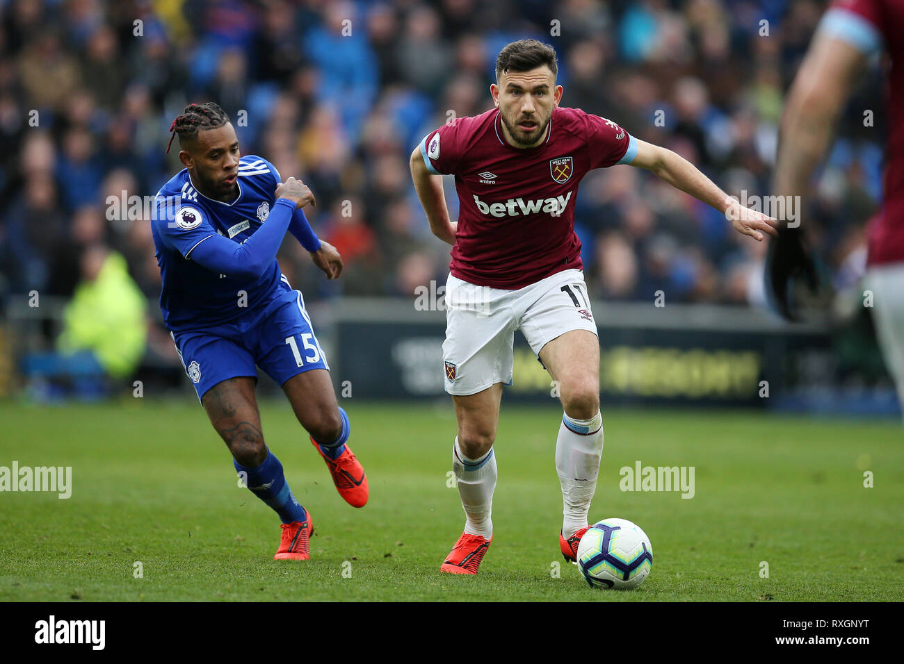Cardiff, Royaume-Uni. 9 mars 2019. Robert Snodgrass de West Ham United et Leandro Bacuna de Cardiff City (l) en action. Premier League match, Cardiff City v West Ham Utd au Cardiff City Stadium le Sam 9 Mars 2019. Cette image ne peut être utilisé qu'à des fins rédactionnelles. Usage éditorial uniquement, licence requise pour un usage commercial. Aucune utilisation de pari, de jeux ou d'un seul club/ligue/dvd publications. Photos par Andrew Andrew/Verger Verger la photographie de sport/Alamy live news Banque D'Images