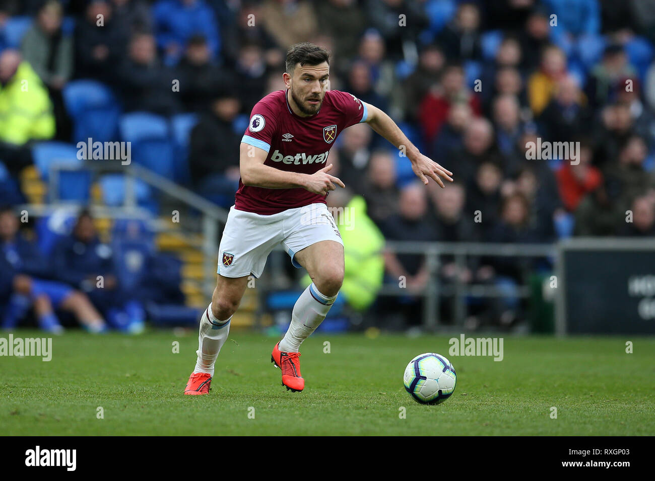 Cardiff, Royaume-Uni. 9 mars 2019. Robert Snodgrass de West Ham United en action. Premier League match, Cardiff City v West Ham Utd au Cardiff City Stadium le Sam 9 Mars 2019. Cette image ne peut être utilisé qu'à des fins rédactionnelles. Usage éditorial uniquement, licence requise pour un usage commercial. Aucune utilisation de pari, de jeux ou d'un seul club/ligue/dvd publications. Photos par Andrew Andrew/Verger Verger la photographie de sport/Alamy live news Banque D'Images