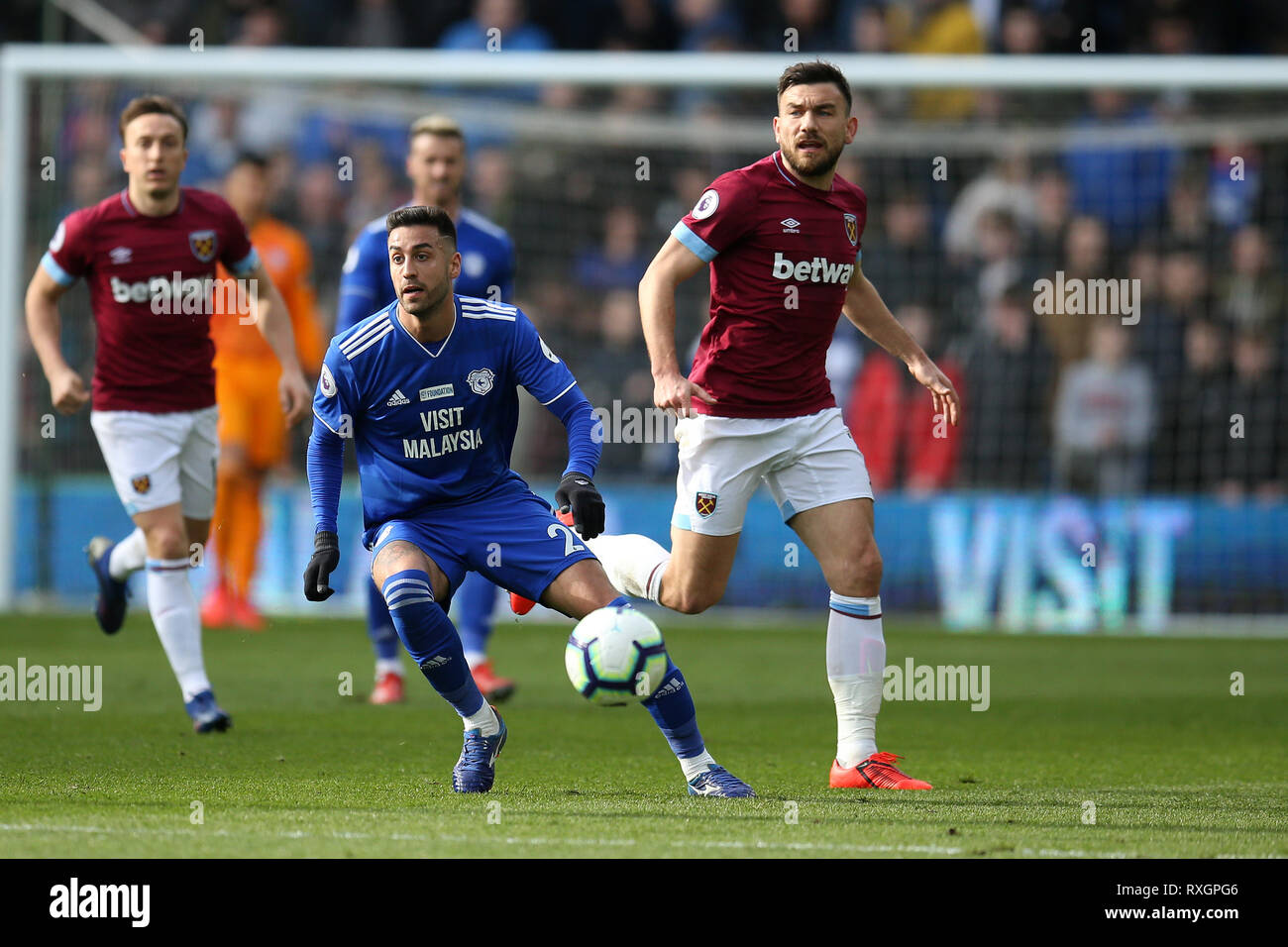 Cardiff, Royaume-Uni. 9 mars 2019. Victor Camarasa de Cardiff City (l) et Robert Snodgrass de West Ham United en action. Premier League match, Cardiff City v West Ham Utd au Cardiff City Stadium le Sam 9 Mars 2019. Cette image ne peut être utilisé qu'à des fins rédactionnelles. Usage éditorial uniquement, licence requise pour un usage commercial. Aucune utilisation de pari, de jeux ou d'un seul club/ligue/dvd publications. Photos par Andrew Andrew/Verger Verger la photographie de sport/Alamy live news Banque D'Images