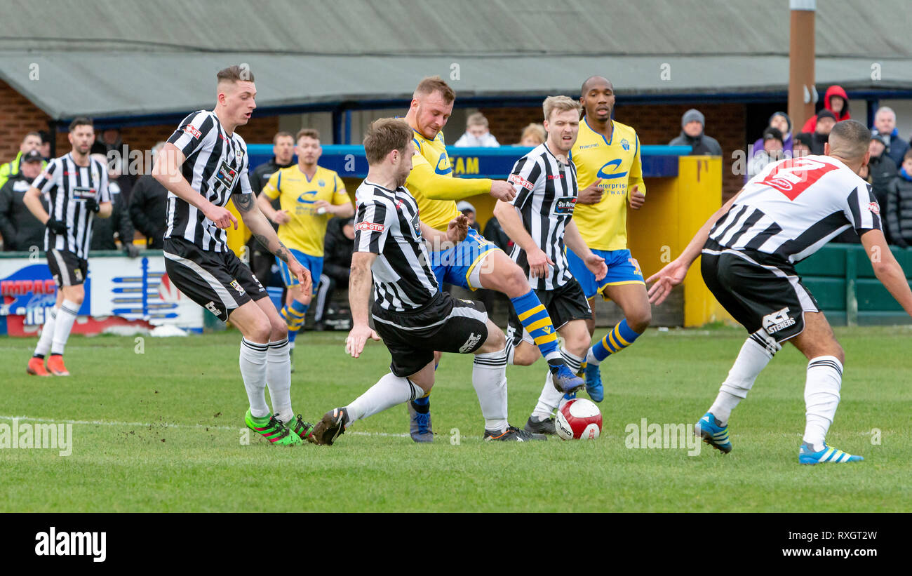 Cheshire, Royaume-Uni. 9 mars 2019. Warrington Town Football Club renoncer à leur initiative dans le Nord de l'Evo-Stik Premier League Division Premier ministre lorsqu'ils ont accueilli les humbles Stafford Rangers FC au stade de recrutement gagnant (également connu sous le nom de parc en porte-à-faux) à Warrington, Cheshire, Angleterre, Royaume-Uni. Stafford a gagné le match par 2 buts à 3 Crédit : John Hopkins/Alamy Live News Banque D'Images