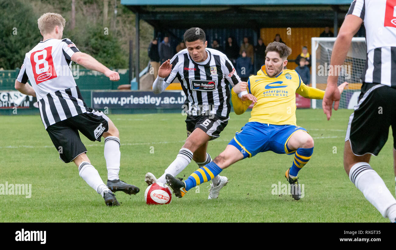 Cheshire, Royaume-Uni. 9 mars 2019. Warrington Town Football Club renoncer à leur initiative dans le Nord de l'Evo-Stik Premier League Division Premier ministre lorsqu'ils ont accueilli les humbles Stafford Rangers FC au stade de recrutement gagnant (également connu sous le nom de parc en porte-à-faux) à Warrington, Cheshire, Angleterre, Royaume-Uni. Stafford a gagné le match par 2 buts à 3 Crédit : John Hopkins/Alamy Live News Banque D'Images