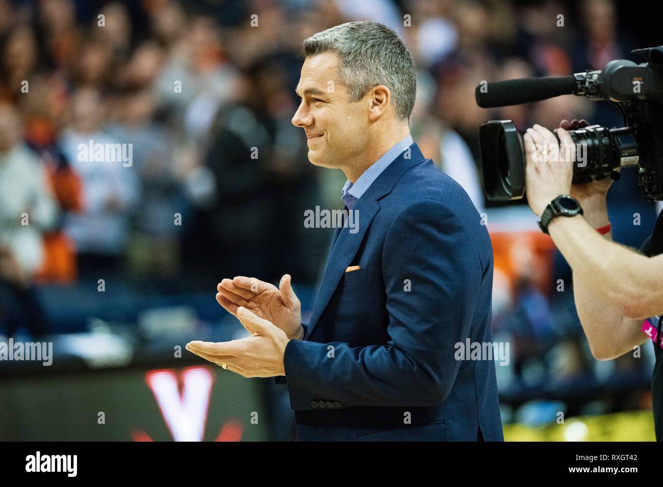 Virginia, USA. 9 mars 2019. Virginia Cavaliers l'entraîneur-chef Tony Bennett au cours de la NCAA College Basketball match entre les Cardinals de Louisville et le Virginia Cavaliers à John Paul Jones Arena le samedi 9 mars 2019 à Charlottesville, VA. Jacob Kupferman/CSM Crédit : Cal Sport Media/Alamy Live News Banque D'Images