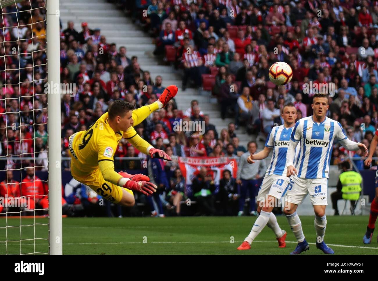 Beijing, l'Espagne. Mar 9, 2019. Leganes' gardien Andriy Lunin (L) défend au cours d'un match de football ligue espagnol entre l'Atletico Madrid et Salamanque à Madrid, Espagne, le 9 mars 2019. L'Atletico Madrid a gagné 1-0. Crédit : Edward F. Peters/Xinhua/Alamy Live News Banque D'Images