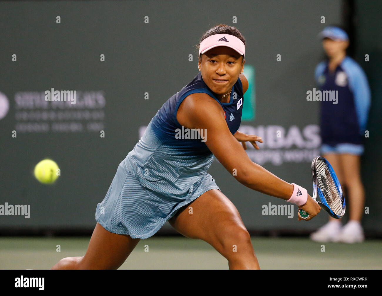 Californie, USA. 9 mars 2019. Naomi 2019 Osaka (JPN) renvoie une tourné contre Kristina Mladenovic (FRA) au cours de la 2019 BNP Paribas Open à Indian Wells Tennis Garden à Indian Wells, en Californie. Charles Baus/CSM Crédit : Cal Sport Media/Alamy Live News Banque D'Images