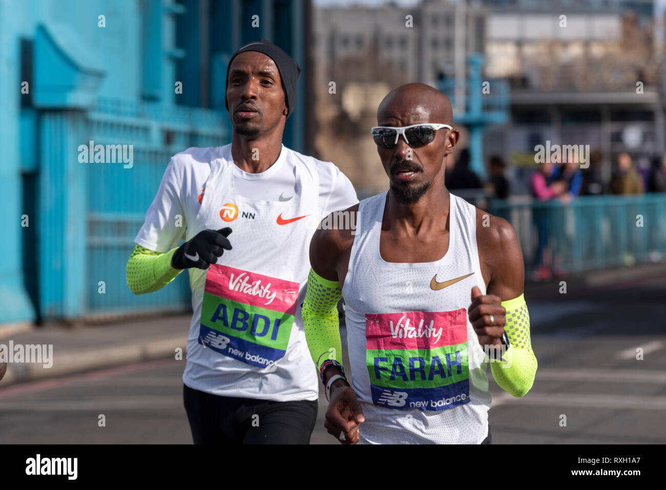 Mo Farah et Bashir Abdi courent dans le semi-marathon Vitality Big, traversant Tower Bridge, Londres, Royaume-Uni. Banque D'Images