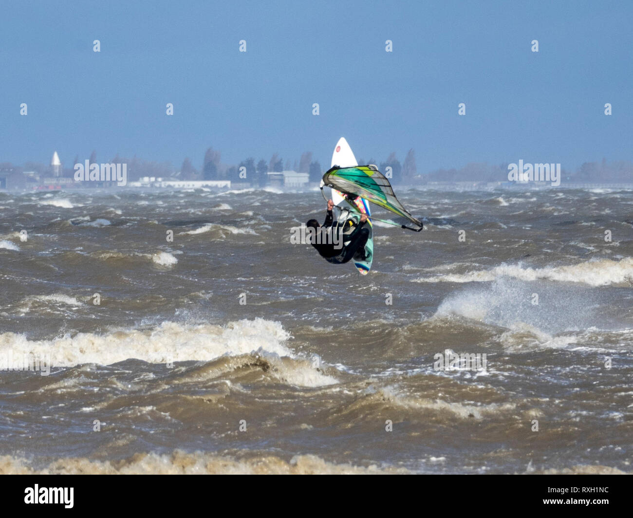 Minster sur mer, Kent, UK. 10 mars, 2019. Météo France : des coups de vent à Minster sur mer dans le Kent ce matin. Credit : James Bell/Alamy Live News Banque D'Images