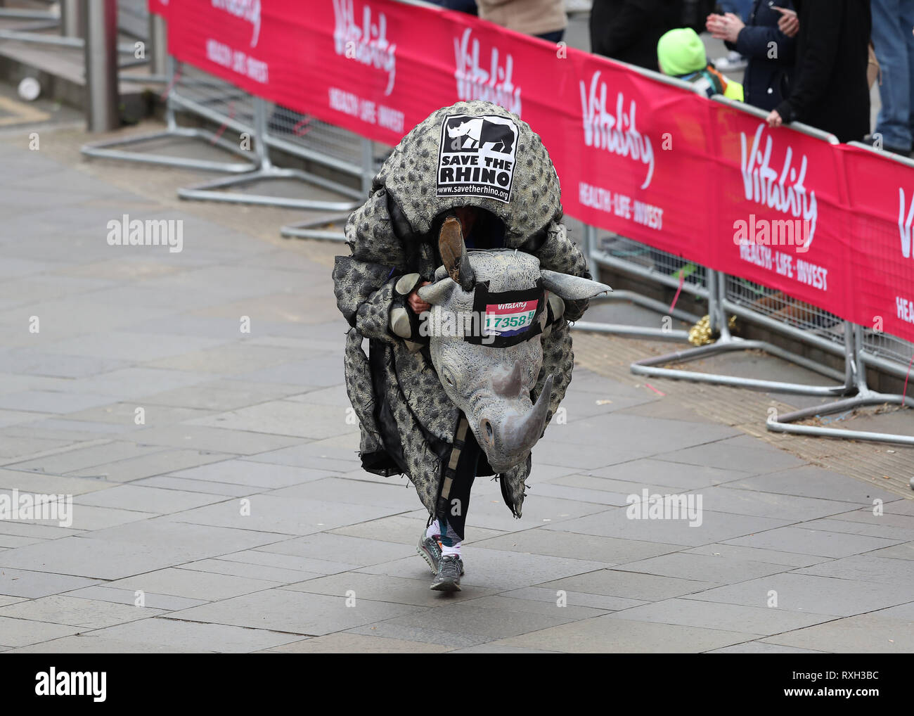 Londres, Royaume-Uni. 10 mars 2019. L'épanouissement de grands demi-marathon ; Non elite runner dans Save the Rhino fancy dress approcher la finishline Crédit en ligne : Action Plus Sport Images/Alamy Live News Banque D'Images